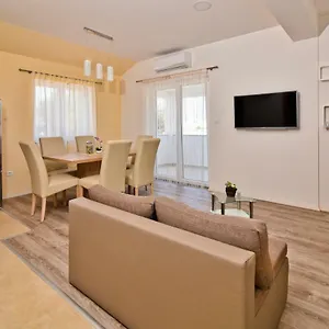 Mica Apartmán Vrsi